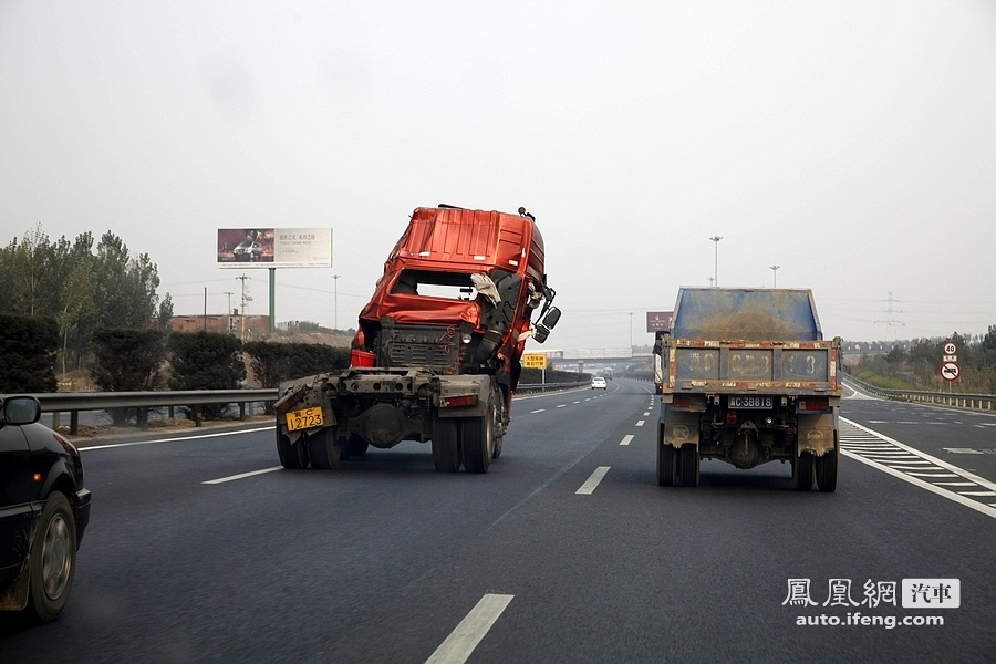 高速路实拍变形卡车 撞成这样还能开