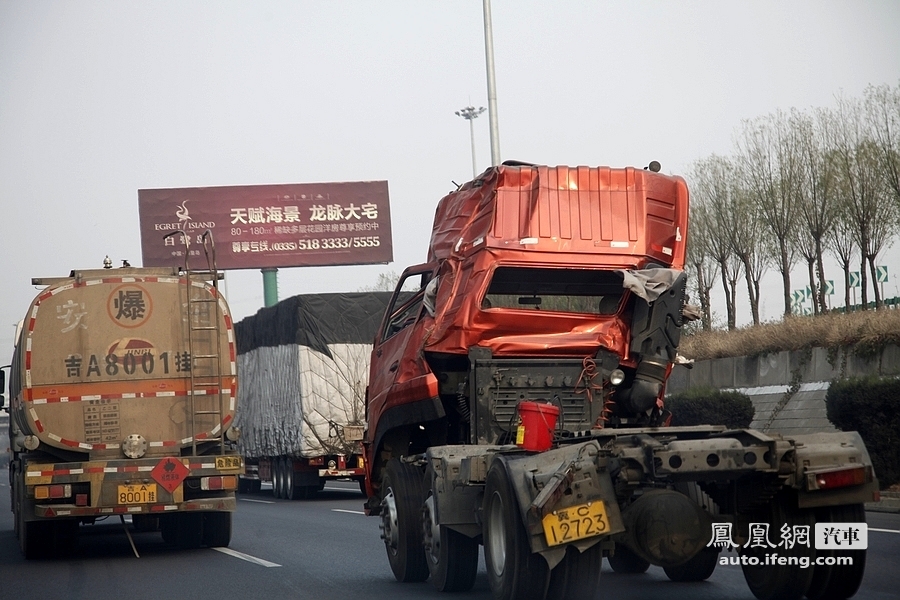 高速路实拍变形卡车 撞成这样还能开