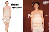 这张是周迅2011年在香港电影金像奖红毯上的穿着，chanel春夏的礼服，白色的裹胸连衣裙，全身流苏的效果，充分显现了娇小女人的柔美感。