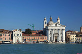 威尼斯是意大利东北部城市，亚得里亚海威尼斯湾西北岸重要港口。主建于离岸4公里的海边浅水滩上，平均水深1.5米。由铁路、公路、桥与陆地相连。由118个小岛组成，并以177条水道、401座桥梁连成一体，以舟相通，有“水上都市”、“百岛城”、“桥城”之称。