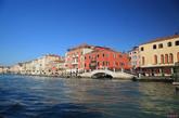 威尼斯是意大利东北部城市，亚得里亚海威尼斯湾西北岸重要港口。主建于离岸4公里的海边浅水滩上，平均水深1.5米。由铁路、公路、桥与陆地相连。由118个小岛组成，并以177条水道、401座桥梁连成一体，以舟相通，有“水上都市”、“百岛城”、“桥城”之称。