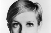 Twiggy （1966）

60年代的短发革命不能不提及一个时尚Icon,英国超模Twiggy。她又“一张能代表1966年的脸”，正是她创造了“超模”、“少女模特”这些词， 让颓废、瘦削的审美持续到今天。从Twiggy开始，美的标准更为宽泛，瘦也成为美的一种。Twiggy  以一种没有性别的中性姿态出现，她那种小男孩一样没有起伏的身材成为一种对传统的反叛。               