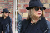 　　Jennifer Aniston（詹妮弗·安妮斯顿）

　　戴上帽子也不会让安妮斯顿原本的金发在黑色装扮中显得过于突兀。
