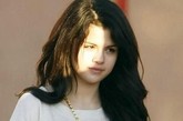 赛琳娜·戈麦斯 (Selena Gomez) 年轻，脸部婴儿肥尚未褪去，素颜就是可爱小女生的模样。

