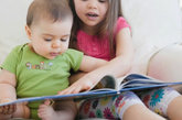 表现3：爱看书。聪明的宝宝总是具有较强的阅读能力，识图及识字都比较早，每次看到书，都会有拿起翻阅的冲动。
