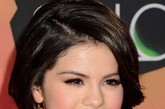 赛琳娜·戈麦斯 (Selena Gomez) 妆后则是不折不扣的年轻偶像。