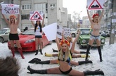 乌克兰“FEMEN”女性组织成员在雪地裸体抗议交通。