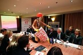 在一个为促进乌克兰男女平等就业的会议上，一位来自乌克兰“FEMEN”女性组织的金发美女杀入会场，一如往常的“轻装”上阵，手持标语，为女性争取劳动报酬。