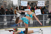 2010年2月28日，基辅的独立广场上，乌克兰“FEMEN”女性组织成员装扮成运动员的模样，以此嘲讽乌克兰在本届冬奥会上的糟糕表现。