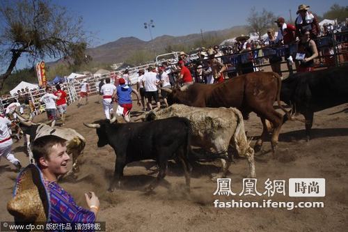 美式奔牛节举行 人牛同场赛跑