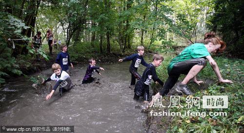 英国举行泥地赛跑 锻炼身体更有趣味