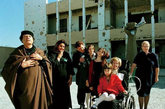 1986年4月，美国空袭利比亚，卡扎菲3岁的小儿子哈米斯在空袭中受伤。
