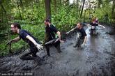 一场全长7英里的泥浆赛跑比赛在英国赫里福郡的伊斯特诺堡（Eastnor Estate）举行，参赛者们使出浑身解数在泥浆中前行。在锻炼身体的同时还能增强乐趣，真是一个好项目。
