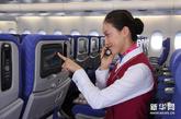 空乘人员在法国图卢兹首架交付的A380飞机内展示座位间电话通讯系统。