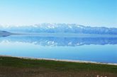 赛里木湖，古称“净海”，位于中国新疆博尔塔拉州博乐市境内的北天山山脉中，紧邻伊犁州霍城县，是一个风光秀美的高山湖泊。赛里木湖湖面海拔2073米，东西长约30公里，南北宽约25公里，周长90公里，水域面积455——460平方公里，呈椭圆形，最大水深92米，蓄水总量210亿立方米，是新疆海拔最高、面积最大的高山冷水湖。湖水除周围一些小河注入外，主要靠地下水补给。由于所处位置较高，蒸发量较大，湖水矿化度为3克/升左右 ，略带咸味，属微咸湖。(摄影：华峰 李欣欣)