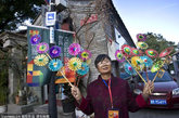 2011年10月15日，北京，民间艺人在展示亲手札制的传统中国风车。