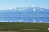 赛里木湖，古称“净海”，位于中国新疆博尔塔拉州博乐市境内的北天山山脉中，紧邻伊犁州霍城县，是一个风光秀美的高山湖泊。赛里木湖湖面海拔2073米，东西长约30公里，南北宽约25公里，周长90公里，水域面积455——460平方公里，呈椭圆形，最大水深92米，蓄水总量210亿立方米，是新疆海拔最高、面积最大的高山冷水湖。湖水除周围一些小河注入外，主要靠地下水补给。由于所处位置较高，蒸发量较大，湖水矿化度为3克/升左右 ，略带咸味，属微咸湖。(摄影：华峰 李欣欣)