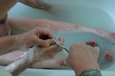 护士帮患者剪指甲。