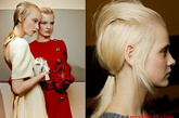 Prada 2011秋冬秀场中的古风潮几乎已经成为时尚的基础，当然发型的流行趋势也会随之变化，但是不管是每个女生都会拥有的简单塑料发夹还是带花纹发带，昂贵材质的头绳、插梳，你都可以参考秀场中的发型打造方法，用这些普通的发饰发挥创意打造出最时髦的流行发型。