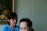 孙女正帮奶奶Abekova整理衣服。Abekova因为中风，大脑受到严重的损害。之后，她的丈夫把她带到这里，两个星期后，他便去世了。在这里，类似于这位奶奶的情况有很多。临终关怀不追求猛烈的、可能给病人增添痛苦的、或无意义的治疗，但要求医务人员以熟练的业务和良好的服务来控制病人的症状。
