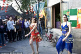 2011年10月15日，北京，外国舞蹈艺人在胡同节上表演舞蹈。
