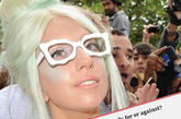 近日，Ladygaga又一创新搞怪再成热议话题。她打破对腮红的固有观念，以一抹亮丽薄荷绿作为腮红色。尽管如此突破常规，但在美国一知名网站上的调查结果来看，45.5%的网友都认为Gaga这次却是虽然搞怪但却看起来还挺可爱。你会否尝试这种腮红呢？