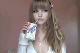 近日，一组“美版奶茶MM”的相片被网友争相转发，因为其中一张照片正拿着一罐维他奶在喝，所以她被网友热情地封为“美版奶茶MM”。