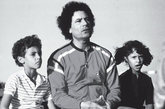 卡扎菲和他的四子穆塔西姆、女儿阿伊莎在一起(摄于1984年)