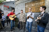 2011年10月15日，北京，几名外国艺人在北京南锣鼓巷弹唱。