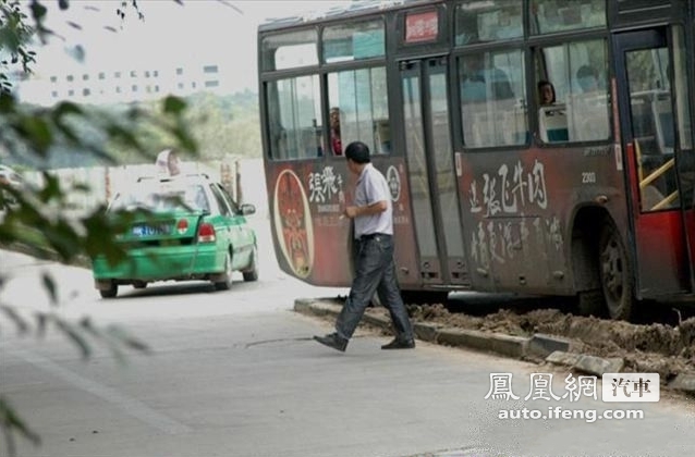 你不让我不让 红色私家车与公交车狭路相逢