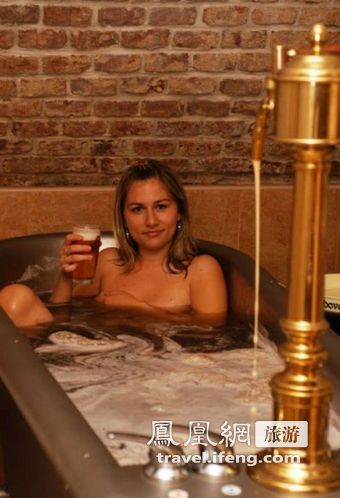 捷克旅游新玩法美女啤酒里泡澡