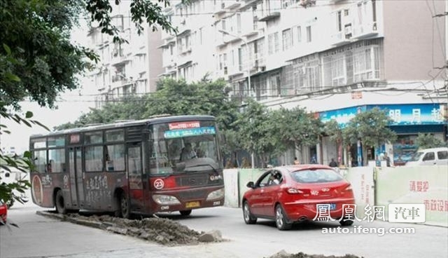 你不让我不让 红色私家车与公交车狭路相逢