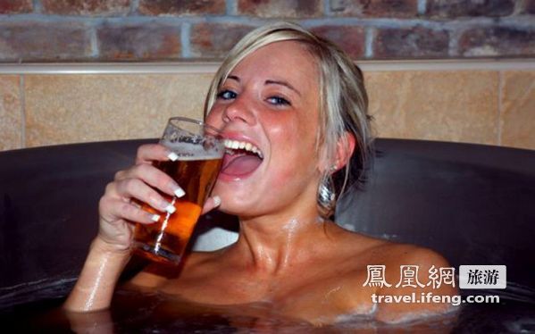 捷克旅游新玩法美女啤酒里泡澡