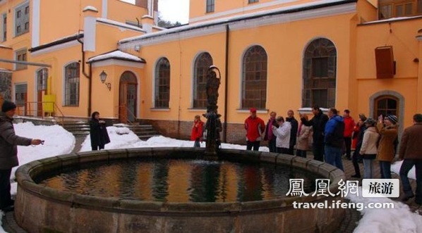 捷克旅游新玩法美女啤酒里泡澡