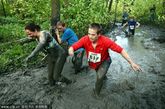 2011年10月16日，一场全长7英里的泥浆赛跑比赛在英国赫里福郡的伊斯特诺堡（Eastnor Estate）举行，参赛者们使出浑身解数在泥浆中前行。