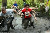 2011年10月16日，一场全长7英里的泥浆赛跑比赛在英国赫里福郡的伊斯特诺堡（Eastnor Estate）举行，参赛者们使出浑身解数在泥浆中前行。
