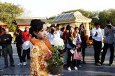 另有游客问该女子菊花售价过高的问题时，该女子仅回答“我的菊花好养，随我从大宋穿越至今仍盛开不败，生活所迫，故忍痛割爱。”后便不再回应。她只是希望好心人能能够救她，使她求得穿越之术返回宋朝。