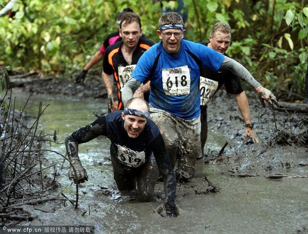 英国举行趣味泥地赛跑