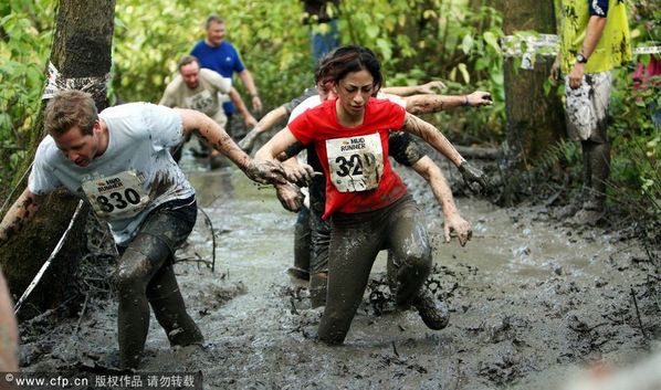 英国举行趣味泥地赛跑