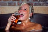 众所周知，德国人好饮啤酒，可殊不知，捷克人也是世界公认最能饮啤酒的群体，好酒程度不但要解渴更要解“肌”渴。