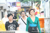 胡静作为马来西亚富豪朱兆祥的妻子，在拍摄时受到当地政府外宾级的待遇，而且一身大牌装扮。图：胡静身着GUCCI连身裙在拍摄现场。