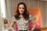 莉顿·梅斯特 (Leighton Meester)：甜美碎花搭上硬朗的皮质半身裙，亮点在前身的大铆钉上，甜美中也不失热辣性感，收腰的黑色皮带也带来完美观感，把腰线做的更加完美迷人。