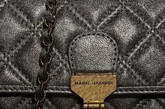 大名鼎鼎的马克·雅各布（Marc Jacobs）如今已在世界上开设了100多家门店。作为时尚界的领军品牌，除了拥有华美和前卫的设计外观，高端的品质才是它能在高端品牌中占有一席之位的保障。马克·雅各布（Marc Jacobs）拥有历史悠久的制革工厂、皮革工作室以及金属饰件工厂，从选料到制作，每一步的精益求精才成就了今天的马克·雅各布（Marc Jacobs） 。

