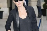 Kate Moss用一条黑色皮裤搭配背心、西服，亮亮的皮质光泽十分引人注目，选择墨镜跟尖头高跟鞋装饰更显帅气。
