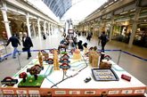 当地时间2011年10月17日，英国伦敦，一个用蛋糕做成的伦敦地铁线路图在圣潘克拉斯火车站展出。这个巨大的蛋糕艺术品是为英国烘焙周打造的，长宽各7英尺，展示了伦敦的地标建筑及地铁线路图，旨在吸引人们关注蛋糕与烘焙。