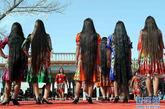 新疆维吾尔自治区泽普县在金胡杨国家森林公园，举办一场独具民族特色的“长辫子比赛”。参赛的37名选手，头发长度都超过了1米，最长的达1.65米。