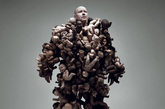 Phillip Toledano善于采取不同的角度表现画面，将自己对现实的理解通过荒诞、诡异的方式表现出来。