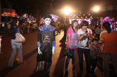 10月14日，广东省深圳欢乐谷，化装成鬼怪模样的白领在园中游荡。深圳年轻人在平时繁忙工作之余，以这种特殊的形式释放压力。 
