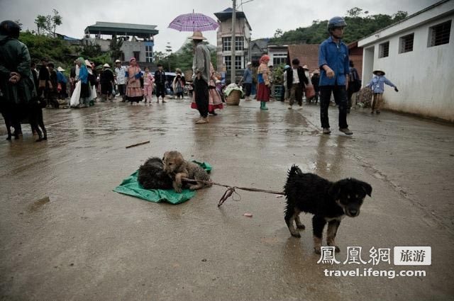 实录越南北部山村赶集 乡民围坐吃面其乐融融