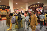 全球最大的佛事用品展——第六届中国厦门国际佛事用品展览会于2011年10月20日至23日在厦门国际会展中心举行。（图片来源：凤凰网华人佛教   摄影：曹立君）